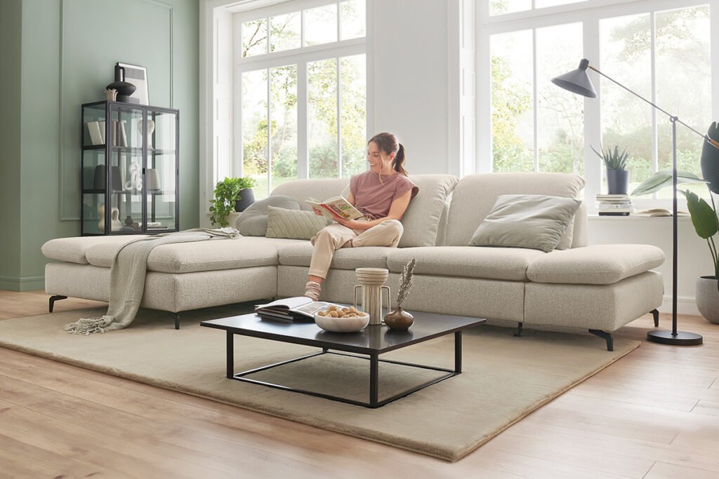 Eckkombination mit beigem Stoffbezug