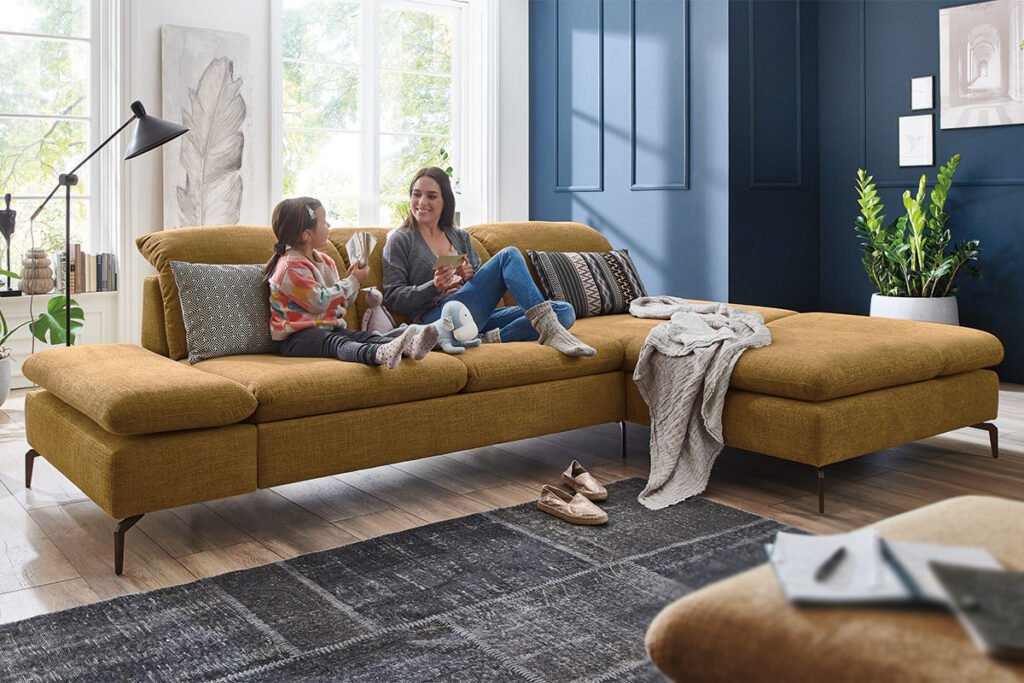 Ecksofa mit gelbem Bezugstoff