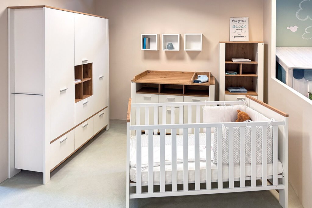 Babyzimmer-Möbel Weiß/Asteiche, best. aus 3-türigem Drehtürenschrank mit4 Schubladen, Wickelkommode mit 3 Türen und einer Schublade, drei quadratischen Wandboards, Regal mit 4 offenen Fächern und 2 Schubladen sowie Babybett