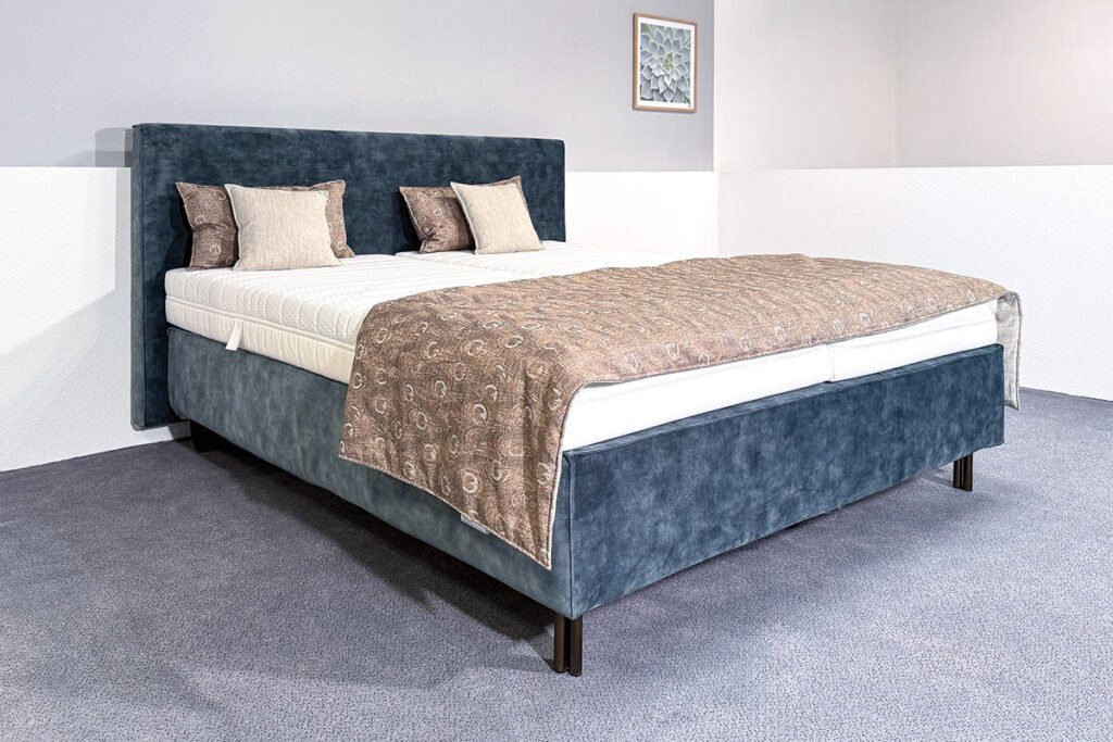 Boxspringbett Bezug Stoff Velour verwaschenes Lindgrün, inkl. Plaid und 4 Kissen Beige/Braun gemustert, Füße Schwarz
