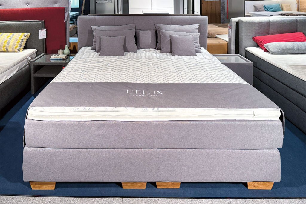 Boxspringbett Bezug Stoff Grau, Kopfteil gesteppt, Holzfüße, inkl. 7 grauen Kissen, Topper und Nachkonsole