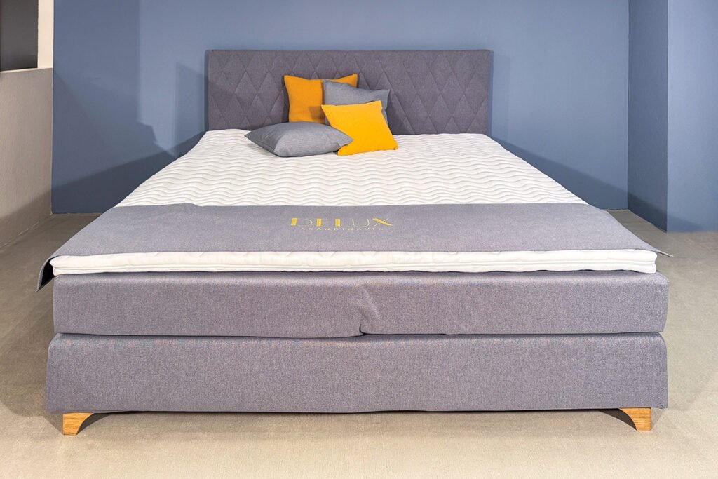 Boxspringbett Grau, Kopfteil Muster rautenförmig, mit Topper und 4 Kissen, 2 Gelb und 2 Grau, Holzfüße