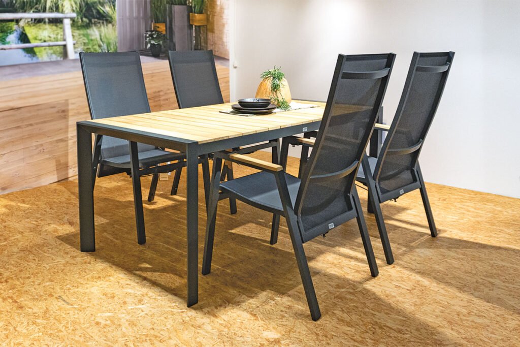 Gartenmöbelgruppe mit 4 Stühlen und einem Tisch in Anthrazit und Teakholz