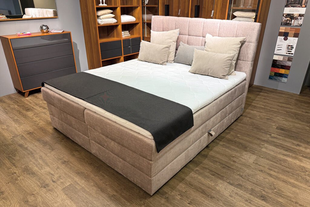 Boxspringbett, Bezug Jaquard Beige, mit Topper, Bettkasten, 5 beigen Kissen in verschiedenen Größen und Plaid in Anthrazit