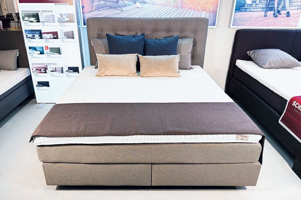 Boxspringbett Bezug Stoff Braun, gestepptes Kopfteil, inkl. Topper