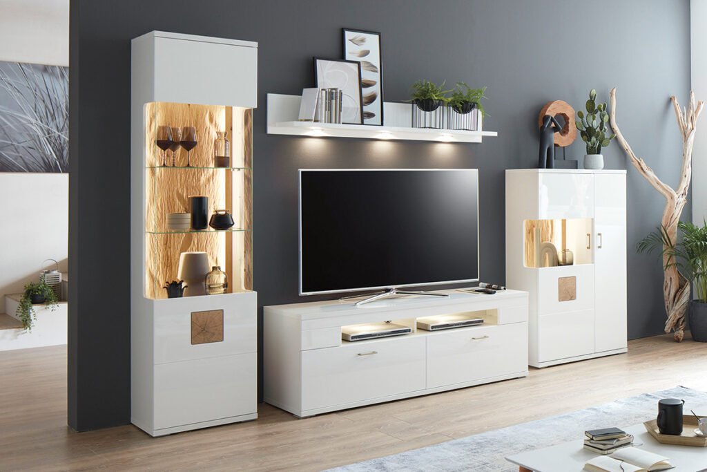 Weiße Wohnwand, bestehen aus von links nach rechts Vitrine, Wandboard, Lowboard und Highboard