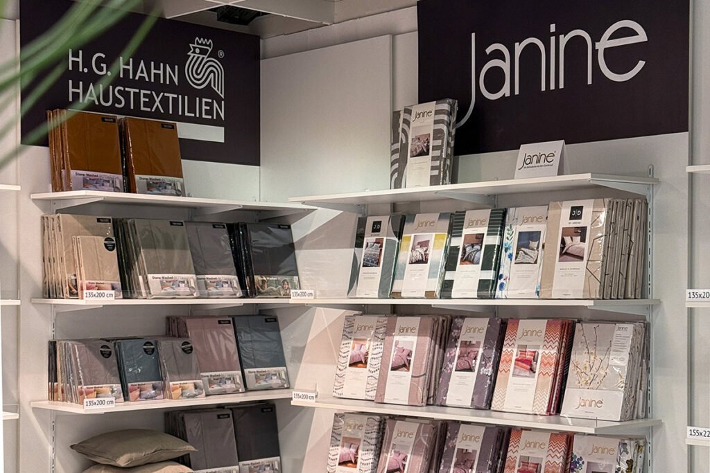 Sommer-Bettwäsche von Hahn und Janine im Regal