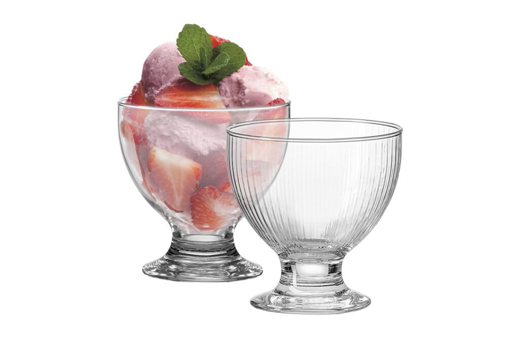 Eisschale Glas mit Erdbeereis und Erdbeeren dekoriert