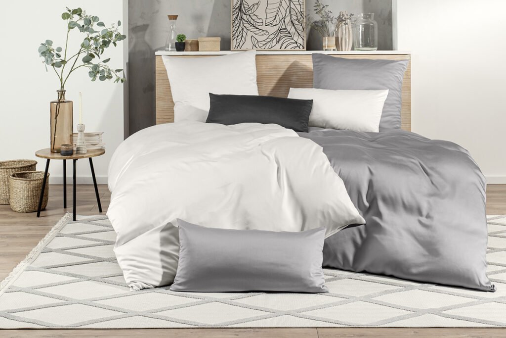 Bettwäsche Creme oder Grau auf einem Bett dekoriert