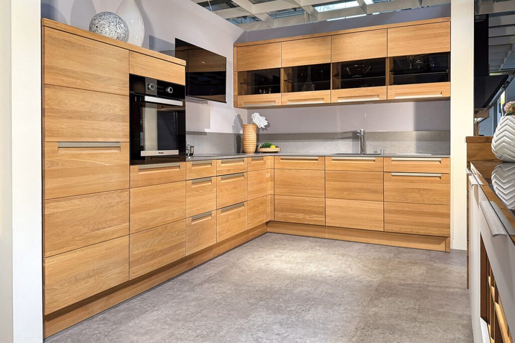 Winkelküche Eiche Bianco Echtholz, Bronzeglas, Rückwand Glas Anthrazit Satin, Arbeitsplatte Quarzkomposite Oyster, inkl. Elektrogeräte