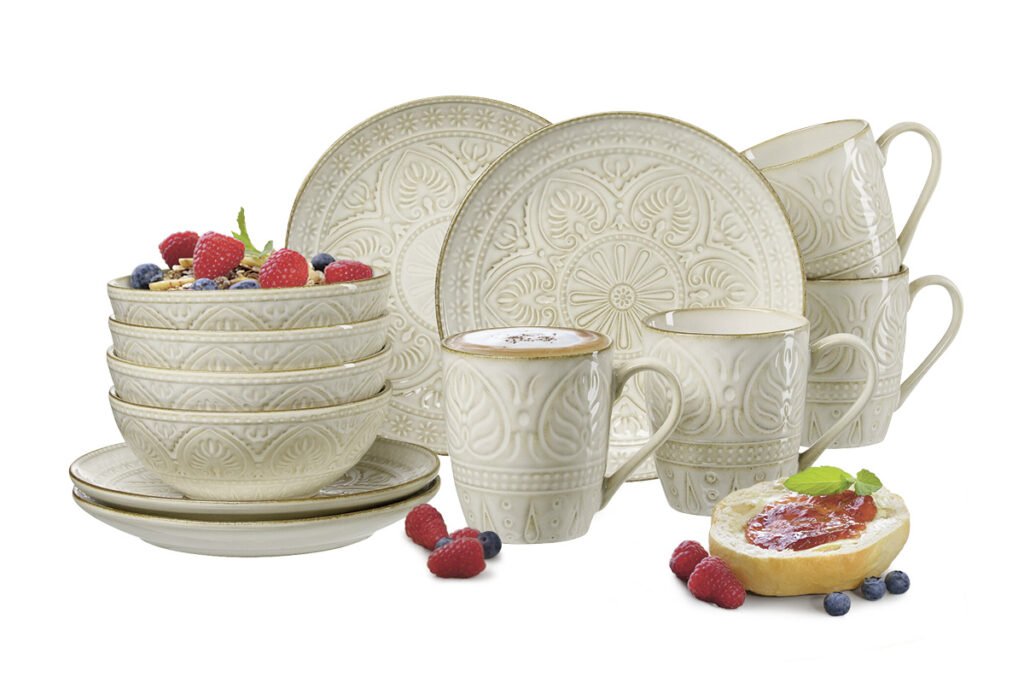 Frühstücksservice 12-tlg., Steingut, mit orientalisch anmutendem Relief, best. aus je 4 Henkelbechern, Frühstückstellern und Schalen.