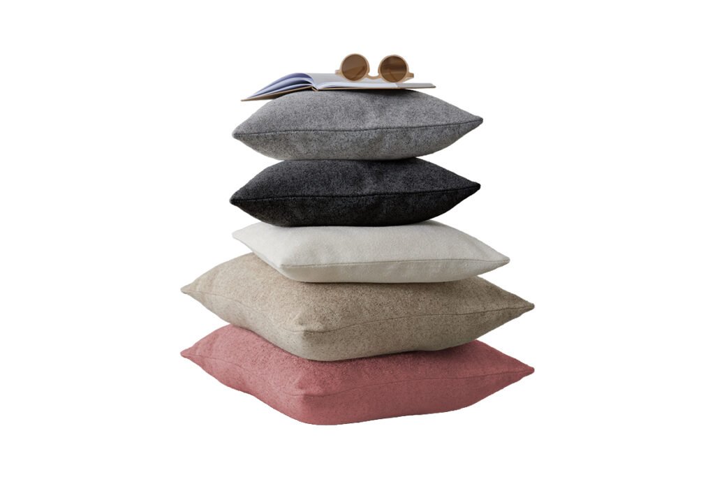 Turm aus 5 Kissen in zwei verschiedenen Größen in den Farben Beige, Rosé, Offwhite, Grau und Schwarz