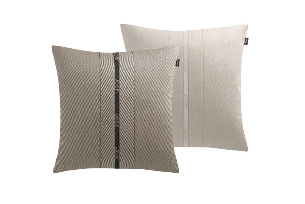 Zwei Kissenhüllen von JOOP!, eine Beige in und eine in Mokka