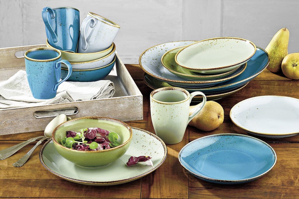 Nature Collection ist ein farbenfrohes Kombi-Service aus Steinzeug in den Farben blau, grün und hellgrau/blau