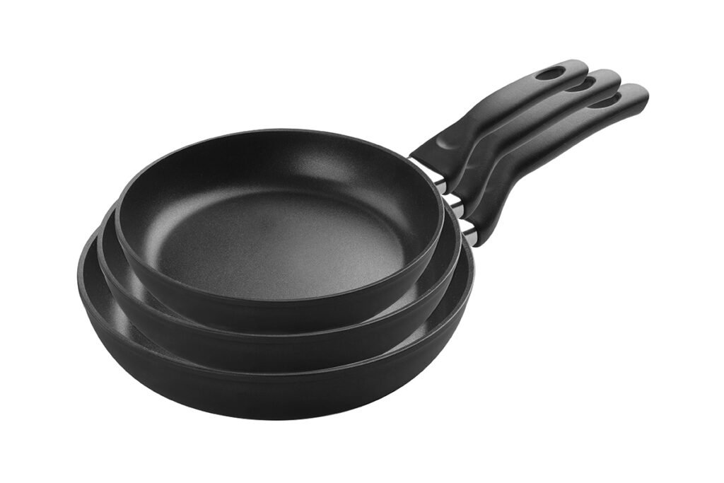 Drei Pfannen aus Aluminium in 3 verschiedenen Größen.