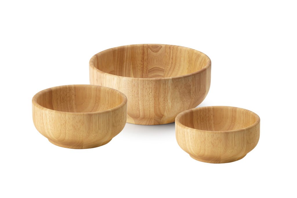 Drei Schüsseln aus Gummibaumholz in drei verschiedenen Größen