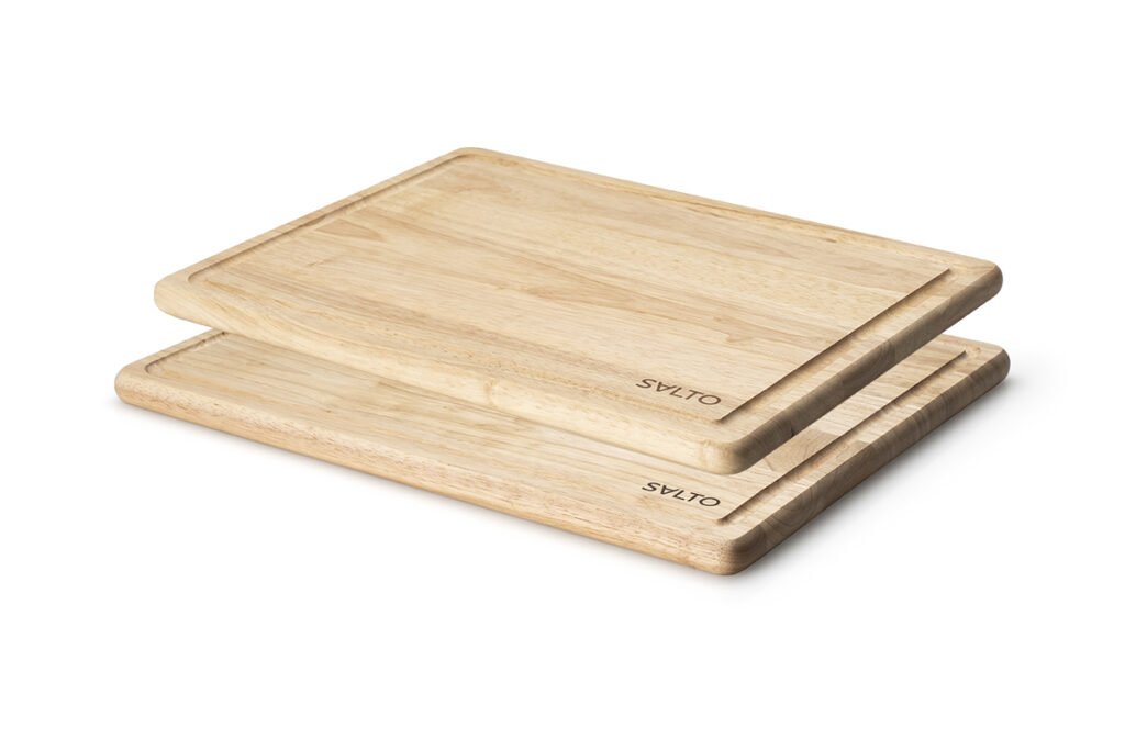 Zwei Tranchierbretter aus Gummibaumholz in zwei verschiedenen Größen