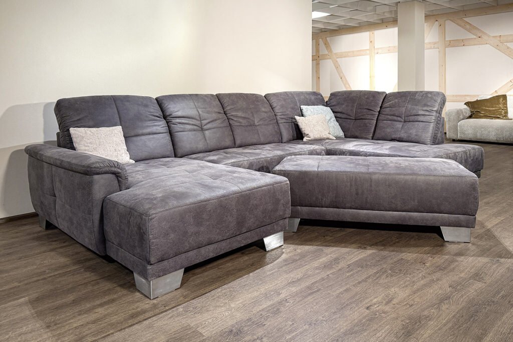 Wohnlandschaft Mikrofaser Dunkelbraun mit passendem Hocker und drei Kissen