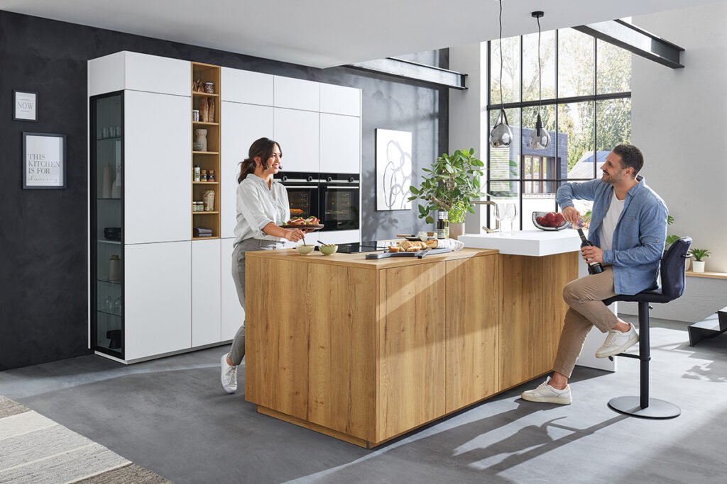 Küche mit Kücheninsel, Front-Kombi aus Weiß und Eiche Ventura Nachbildung, best. aus: Zeile mit Hochschränken, exklusiver Seitenvitrine und Ansetztisch in Weiß
