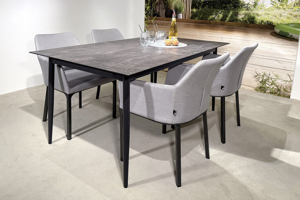 Gartengruppe Gestell Aluminium Anthrazit, bestehend aus Tisch Platte HPL Beton und 4 Polsterstühlen, Bezug Stoff Panama Cloud light Grey