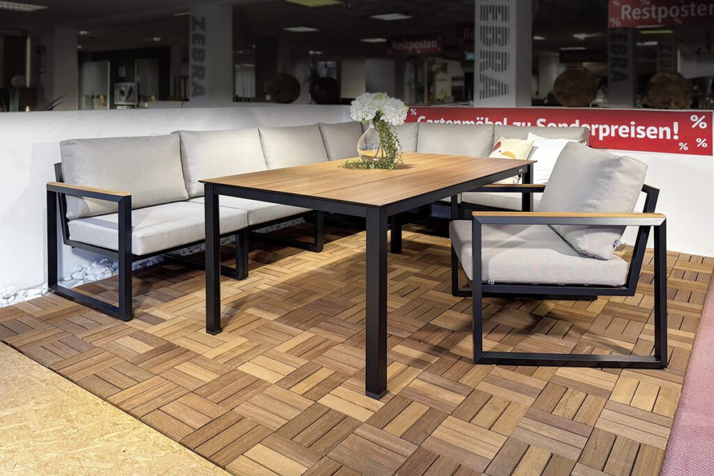 Gartengruppe Gestell Schwarz matt, bestehend aus Ecklounge Bezug Dublin Beige, Armlehnen Teakoptik, Tisch Platte Teakoptik und Sessel Dublin Beige