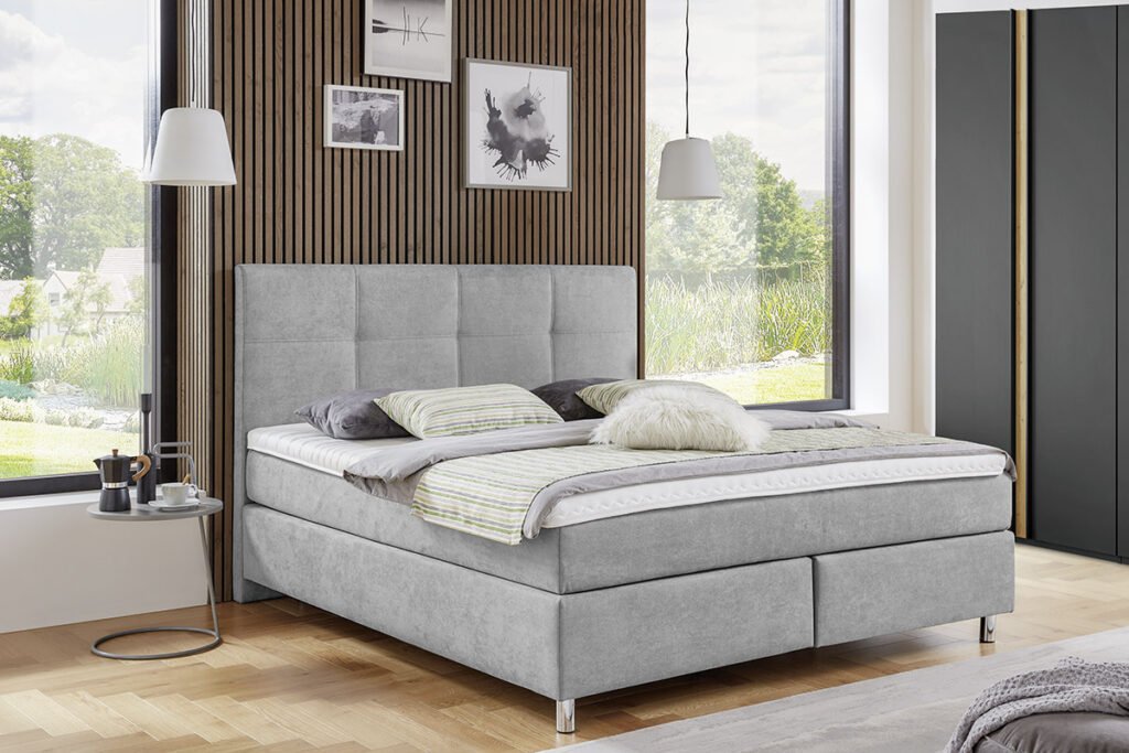 Boxspringbett, Bezug Stoff Camal Lightgrey, Fuß Metall chromfarbig, mit Topper