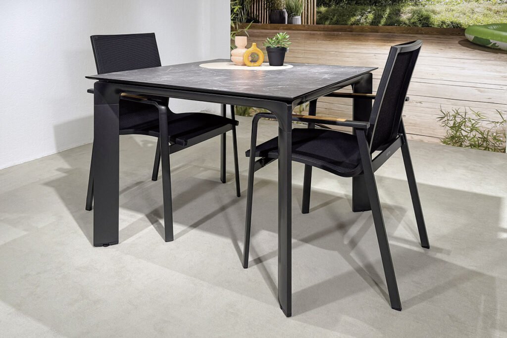 Gartengruppe, Gestell Aluminium Anthrazit, bestehend aus Tisch, Platte Marmor Grau und 2 Stapelsesseln mit Bezug aus Charcoal, Armlehne Teakholz
