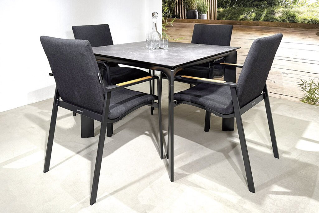 Gartengruppe Gestell Aluminium Anthrazit bestehend aus Tisch, Platte Keramik Marmor Grau und 4 Stapelsesseln, Bezug Sooty Anthrazit, Armlehnen Teakholz