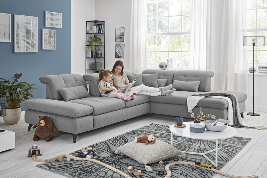 Eckkombination Bezug Alison Grau, Metallfuß Schwarz matt, inklusive fünf Schwenkrücken und fünf Nierenkissen