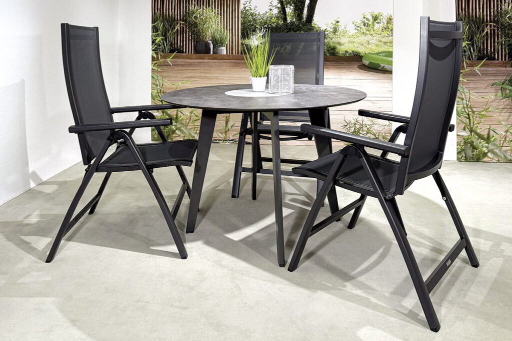 Gartengruppe bestehend aus rundem Tisch, Platte Zement, Gestell Aluminium Anthrazit und 3 Klappsesseln