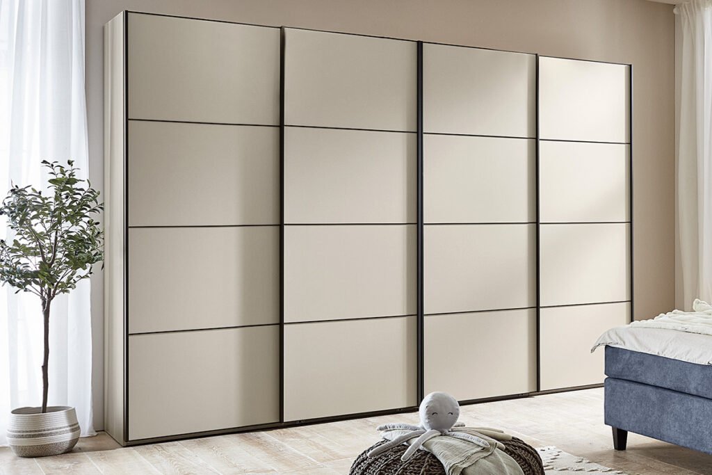 Schwebetürenschrank, Champagner-Dekor, Griffleisten schieferfarbig, 4-türig