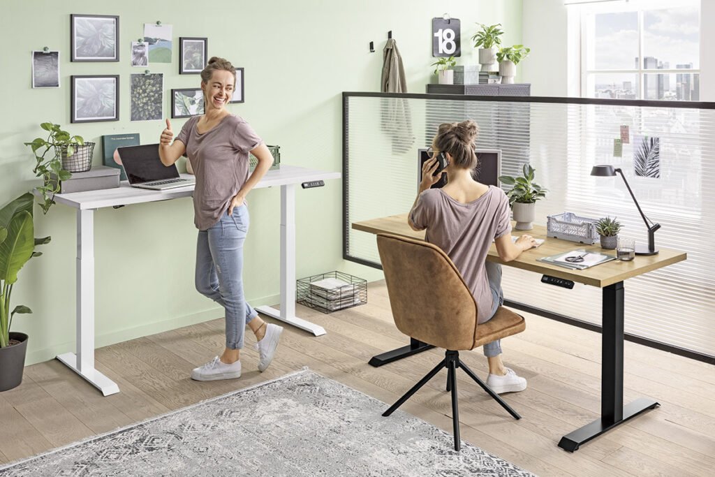 Schreibtisch Platte Asteiche oder Weiß, Gestell Schwarz matt oder Weiß matt, Vierfußstuhl Gestell Schwarz matt lackiert, Bezug Vintage-Veloursoptik Curry mit Keder