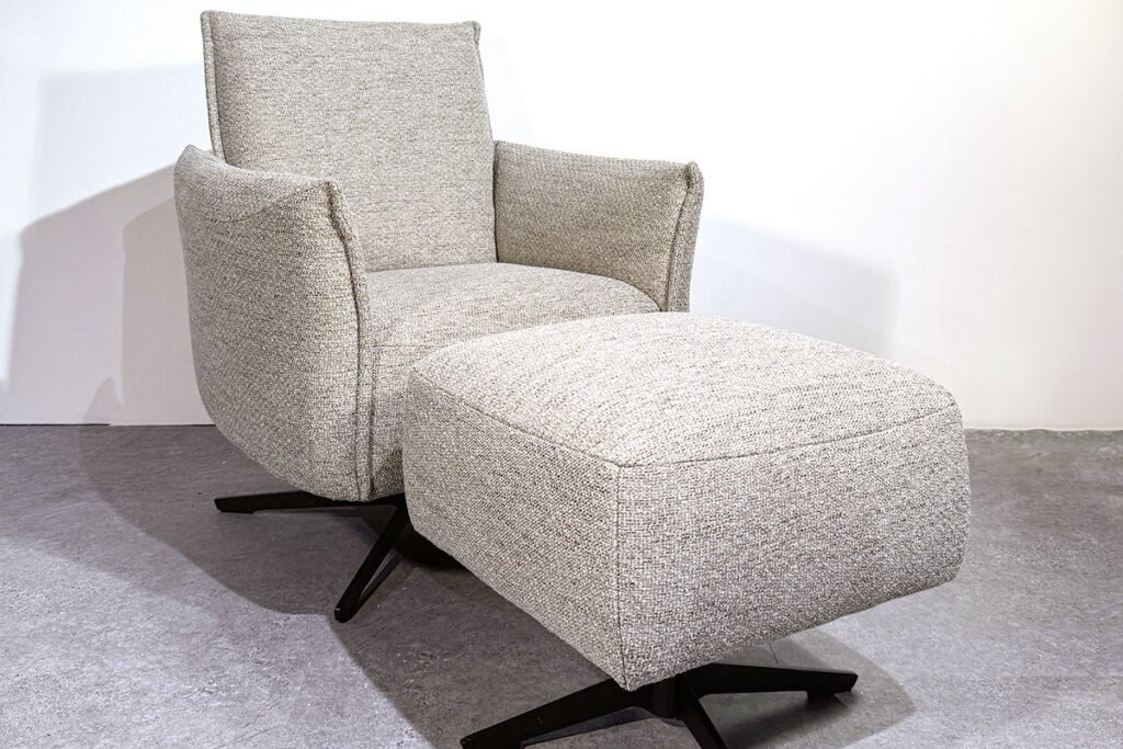 Sessel, Bezug Strukturstoff Beige, Sternfuß Schwarz matt, inklusive Hocker