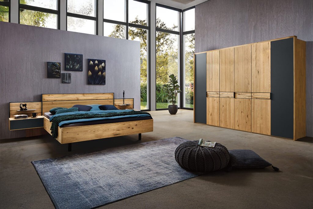 Schlafzimmer Wildeiche massiv soft gebürtstet, Akzent Mattglas carbonfarbig und Balkeneiche massiv gebürstet, bestehend aus Drehtürenschrank mit Passepartout und Doppelbett mit 2 Nachtkonsolen