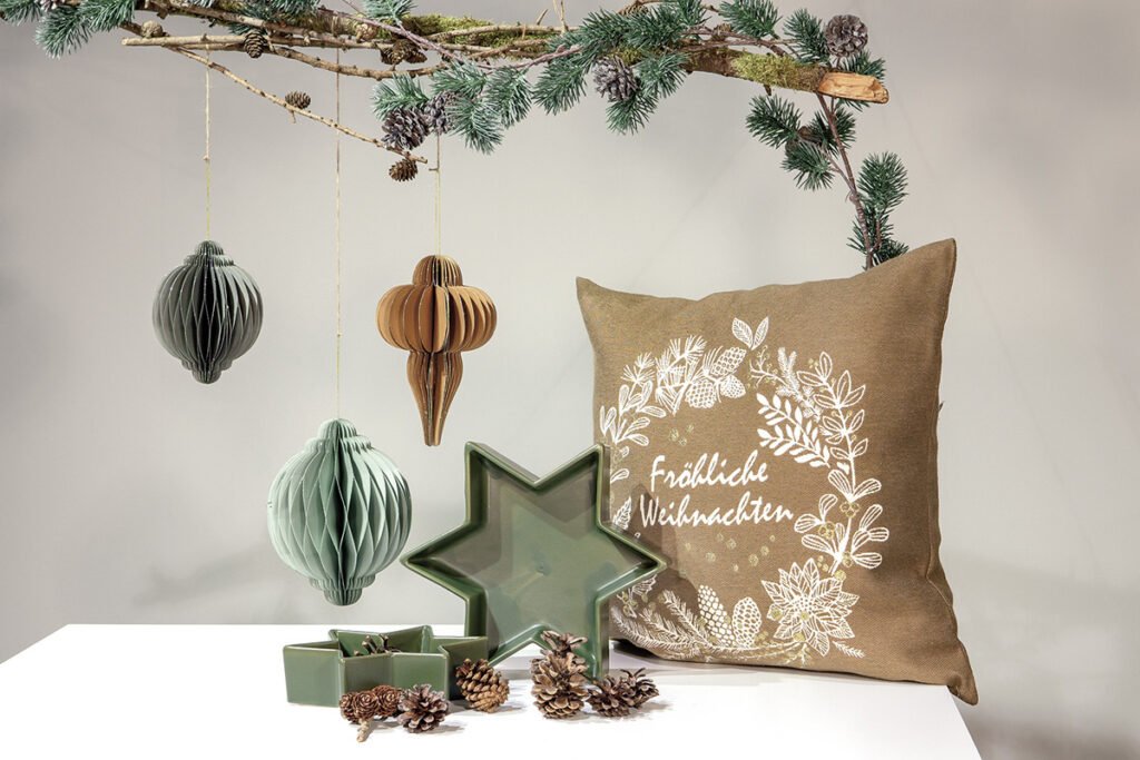 Weihnachtsdeko, Tannengirlande Kunststoff Grün, Kissenhülle mit Weihnachtsmotiv, Hänger Papier in Grau, Grün und Braun, Sternenschale Grün, verschiedene Größen