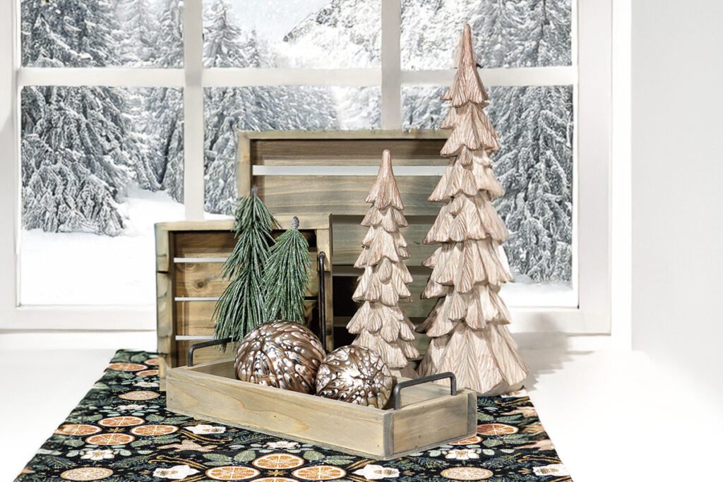 Weihnachtsdeko, Deko-Baum Kunstharz Braun, verschiedene Größen, Deko-Tannen Kunststoff Grün, verschiedene Größen, Tablett Holz/Metall, verschiedene Größen und Ausführungen, Weihnachtskugel Glas, verschiedene Größen, Tischläufer Baumwolle/Polyester