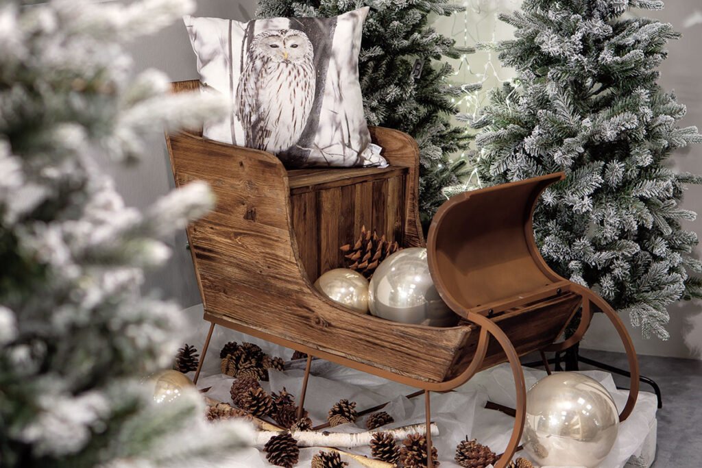 Weihnachtsdeko, Kissenhülle Baumwolle/Polyester, Eulen-Motiv, Kugel Kunststoff, verschiedene Größen, Beige, LED-Stern Metall Schwarz,Beschneite Tanne, Kunststoff verschiedene Größen, Deko-Schlitten Holz/Metall