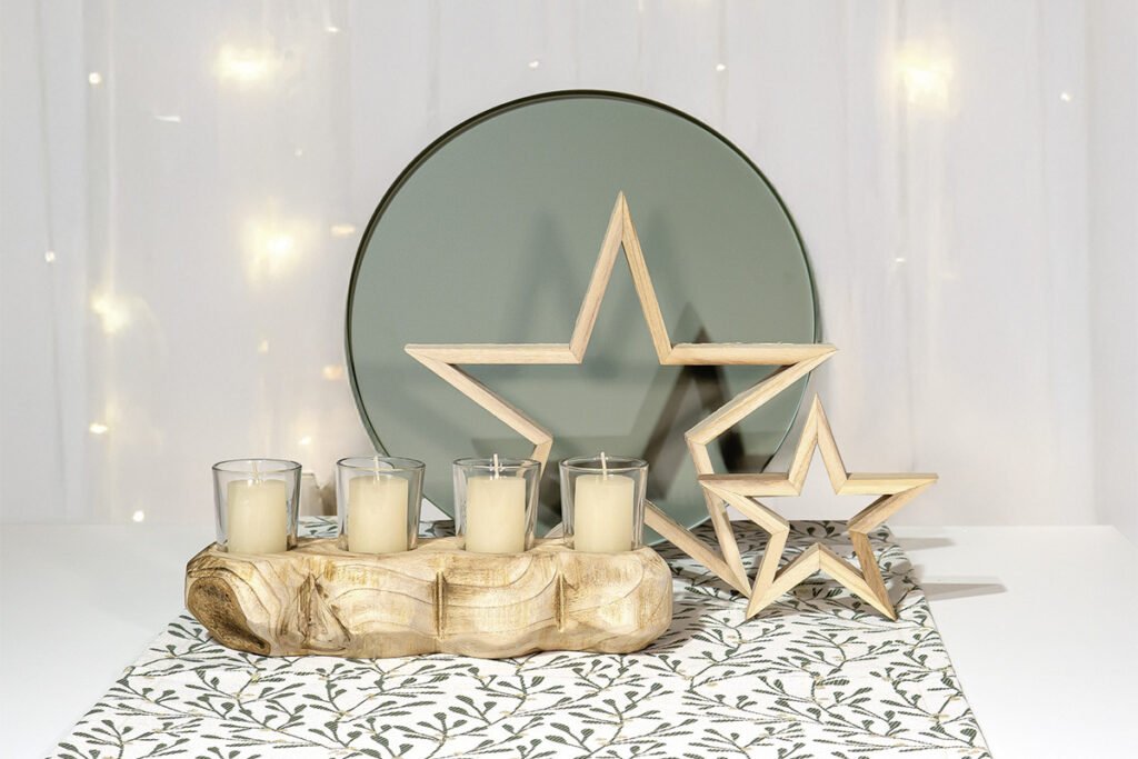 Weihnachtsdeko, Teller Metall Grün, Aufsteller Stern, Holz verschiedene Größen, vierer Windlicht, Holz/Glas, Tischläufer Weiß/Grün