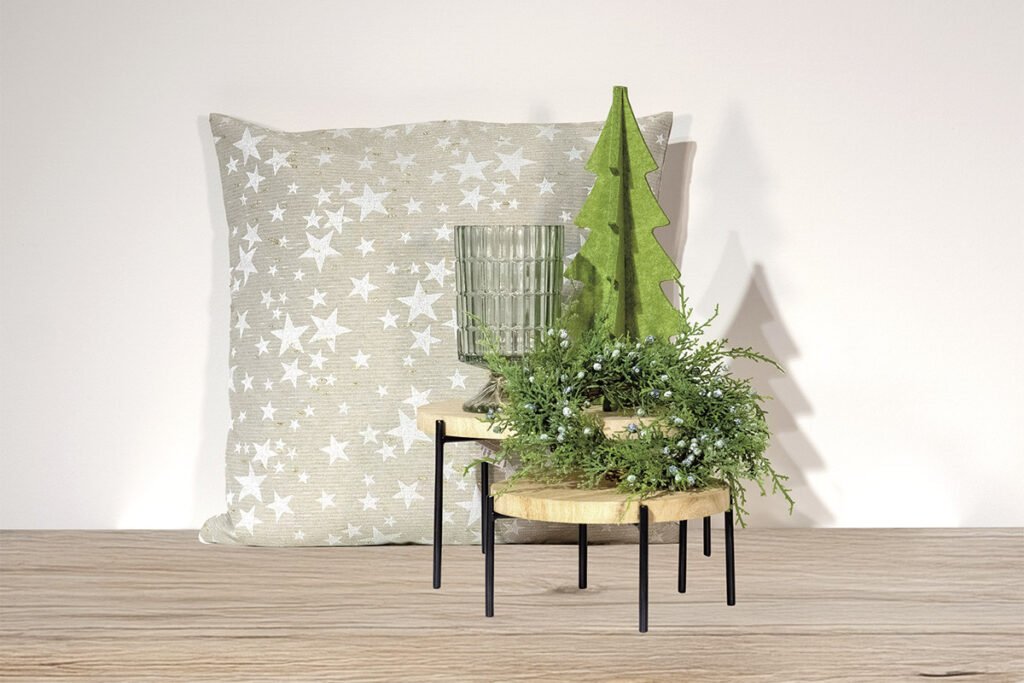 Weihnachtsdeko, Kissenhülle Beige mit weißen Sternen, Tablett auf Fuß, Holz/Metall Schwarz, Windlicht Glas Grün, Aufsteller Baum Filz Grün, Wacholder-Kranz, Kunststoff Grün