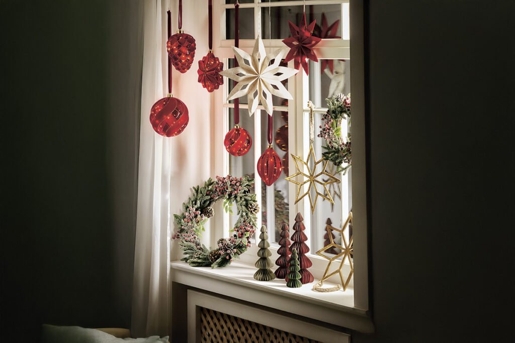 Weihnachtsdeko, Stern-Hänger Rot/Beige, Mikro-LED-Hänger Zapfen, Kugeln, Sterne, Rot, Deko-Kranz Kunststoff, Deko-Baum, Papier, verschiedene Farben und Größen Grün/Rot