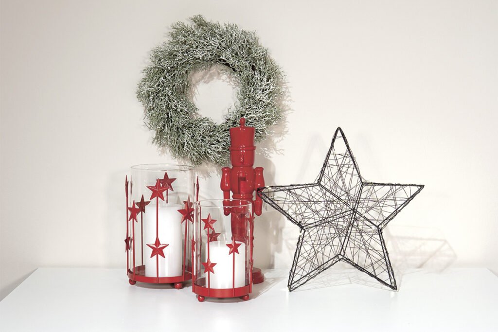 Weihnachtsdeko, Cephalus-Kranz Holz/Kunststoff, Grün, beschneit, Nussknacker Holz Lack Rot, LED-Stern Metall-Draht Schwarz, Windlicht Metall Rot/Glas verschiedene Größen