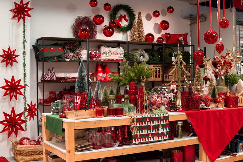 Weihnachtsdekoration in Rot/Grün