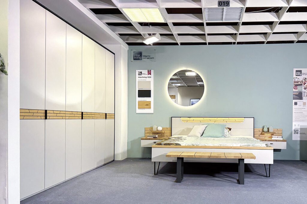 Schlafzimmer, Lack Lichtgrau/Wildeiche furniert, best. aus Drehtürenschrank, inklusive Zubehör, Bett, inklusive zwei Nachtkonsolen, Spiegel und Bank