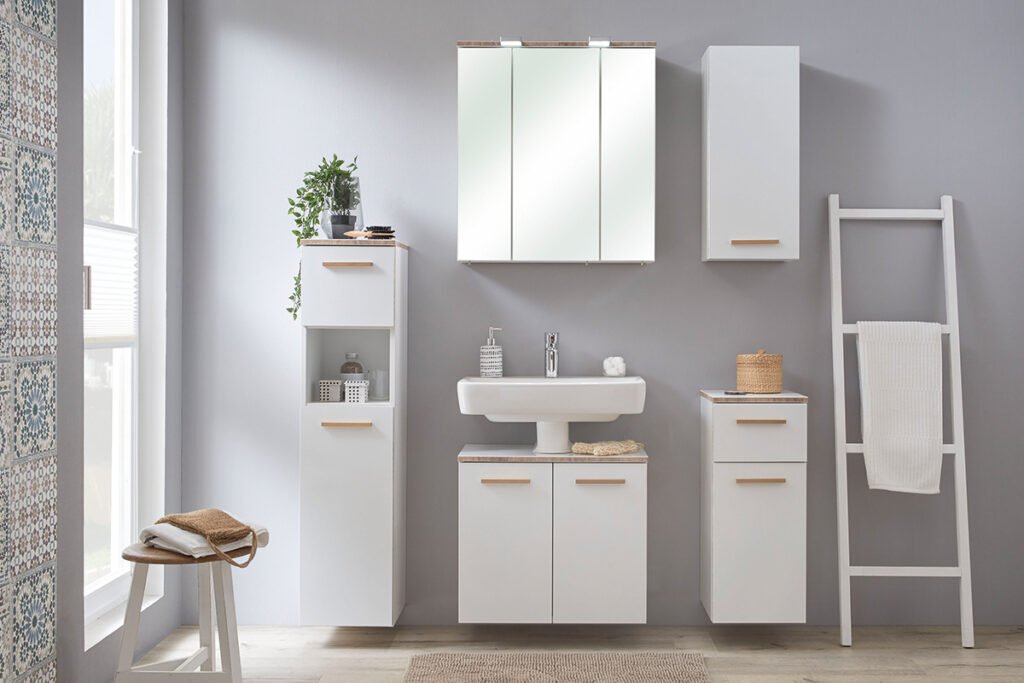 Badprogramm Weiß Glanz, Kante Eiche, bestehend aus Midischrank, Spiegelschrank, Waschbeckenunterschrank, Unterschrank und Wandschrank