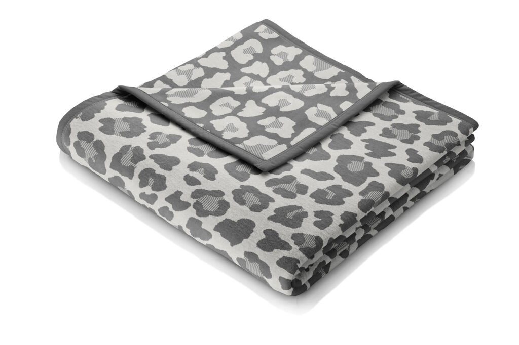 Decke mit Leo-Muster