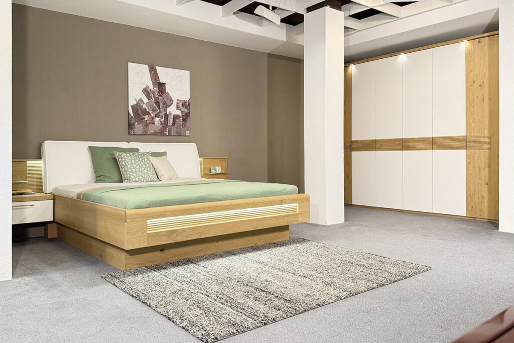 Schlafzimmer, Balkeneiche/Lack Weiß, bestehend aus Drehtürenschrank, inklusive Zubehör und Bett, inklusive zwei Nachtkonsolen