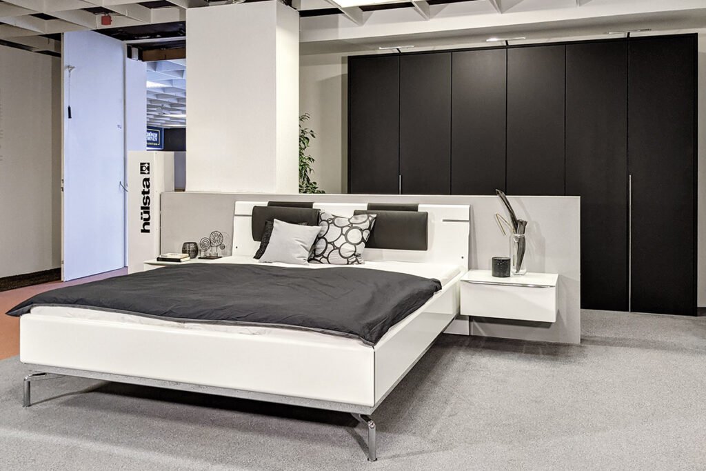 Lack Schwarz supermatt/Reinweiß Hochglanz, bestehend aus Drehtürenschrank, inklusive Zubehör und Bett, Liegefläche, inklusive zwei Nachtkonsolen