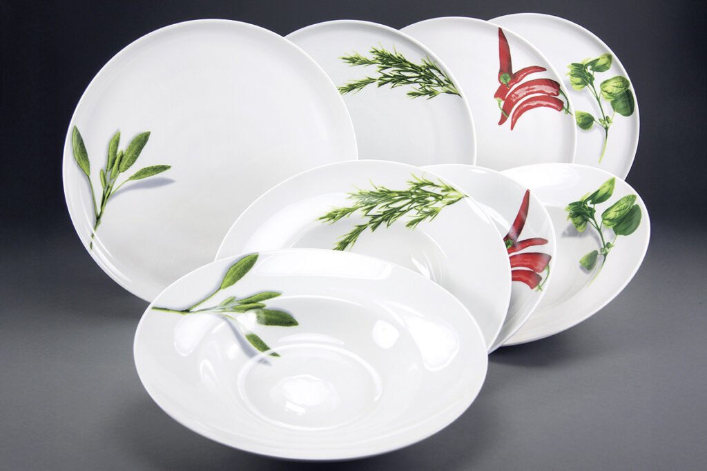 Pastateller mit verschiedenen Motiven, Chili, Basilikum, Salbei und Rosmarin