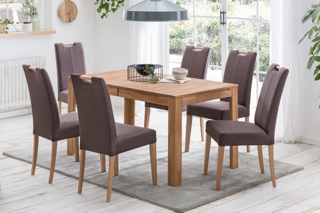 Speisegruppe, bestehend aus Ausziehtisch Kernbuche massiv lackiert und 6 Stühlen, Bezug Mikrofaser Taupe, Gestell und Griff Buche natur.