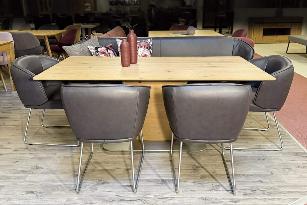 Essgruppe, Asteiche Bianco/Edelstahl, Bezug Leder Asphalt, bestehend aus Esstisch, Bank und vier Sessel inklusive Dekokissen